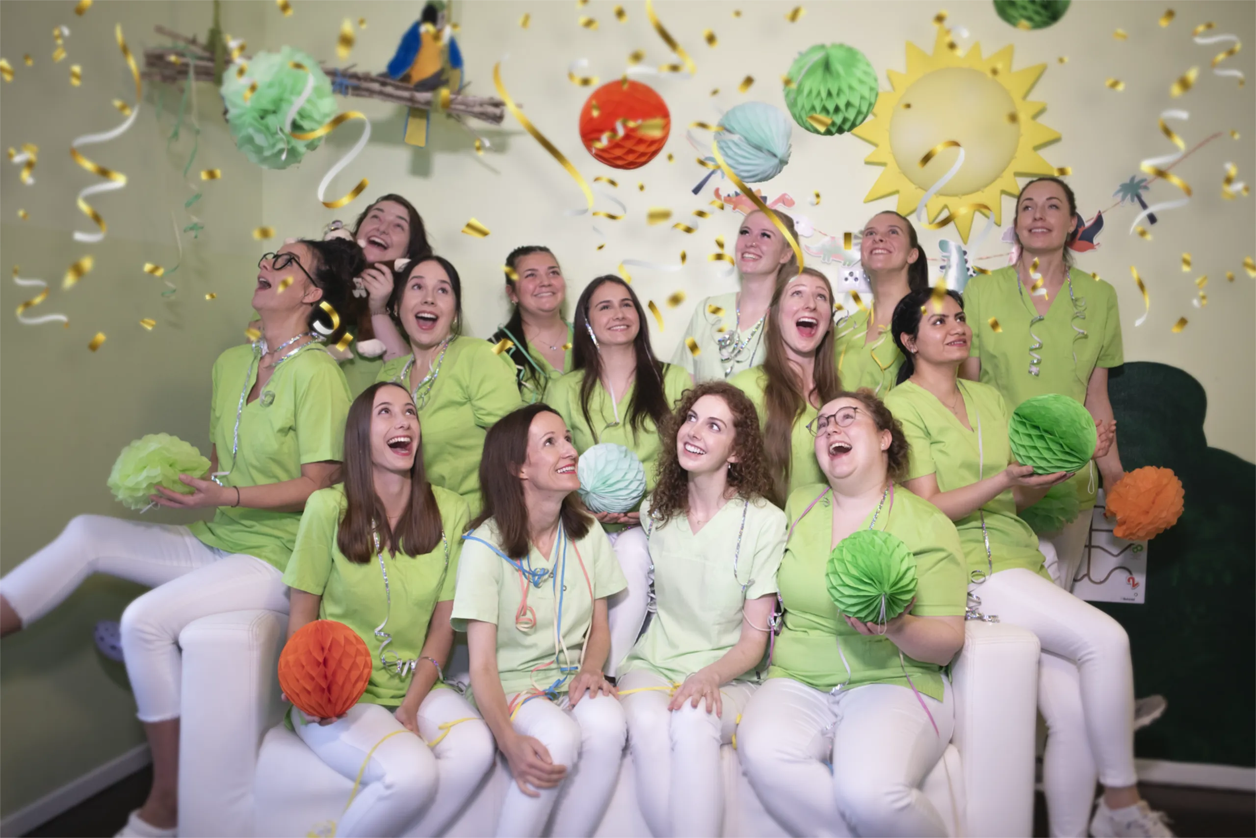teamfoto Unser fröhliches Praxisteam bei der Arbeit – mit Herz und Humor für gesunde Kinderzähne